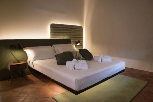 a bedroom with a bed with towels on it at Cà Toresele Relais Osteria Garden in Verona