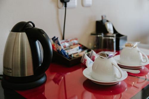 Kemudahan buat kopi dan teh di Le Grand Chateau Hotel
