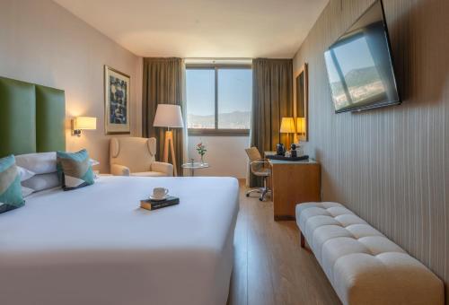 Кровать или кровати в номере Hesperia Barcelona Sant Just