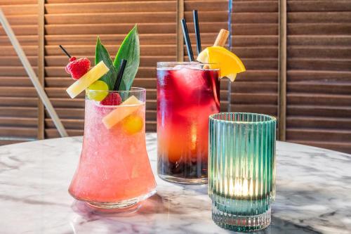 two vases with drinks on a table at Hotel Huerto del Cura in Elche