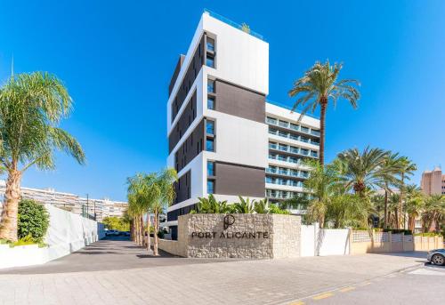 un edificio en los apartamentos anatole apex en Port Alicante City & Beach, en Alicante