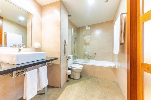 a bathroom with a sink and a toilet and a tub at Port Azafata Valencia in Manises