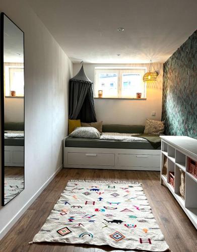 - une petite chambre avec un lit et un tapis dans l'établissement Ma cave, à Courchevel