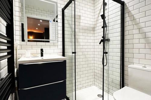 une salle de bain avec une douche en verre et un lavabo dans l'établissement Coquet Appart Moderne 2 pers à 30 min du Lux avec Parking, à Bertrange