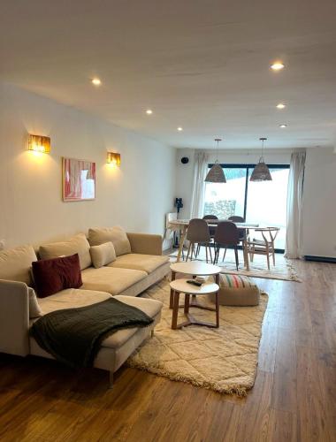 un salon avec un canapé et une table dans l'établissement Ma cave, à Courchevel