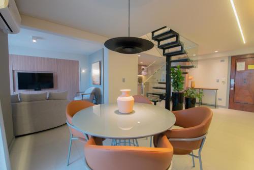 a dining room with a table and chairs at Mercure Curitiba Batel in Curitiba