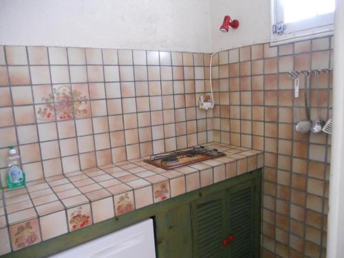 a tiled kitchen with a sink and a shower at Villa proche centre et plage - V04245 in Soulac-sur-Mer