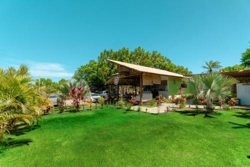 a house with a yard with green grass at Bons Ventos Camping e Glamping in Barra Grande