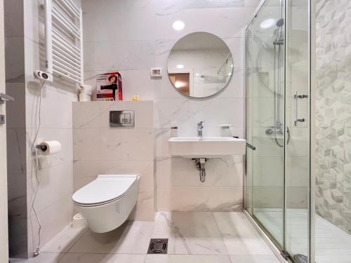een badkamer met een toilet, een wastafel en een douche bij Central Point • Apartment 59 in Podgorica