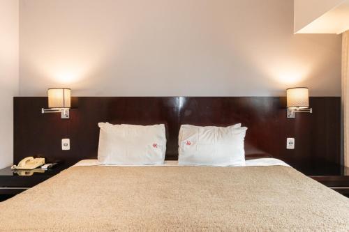 Ένα ή περισσότερα κρεβάτια σε δωμάτιο στο A1 Flats WYM Brooklin