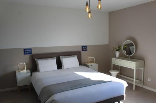 Postel nebo postele na pokoji v ubytování Villa Hélios - Panoramic Sea and City view - AC - Swimming pool - Luxury