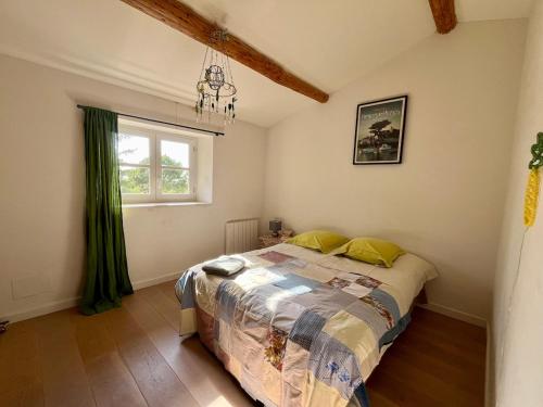 une chambre avec un lit et une fenêtre dans l'établissement Très beau mas à Bonnieux, à Bonnieux