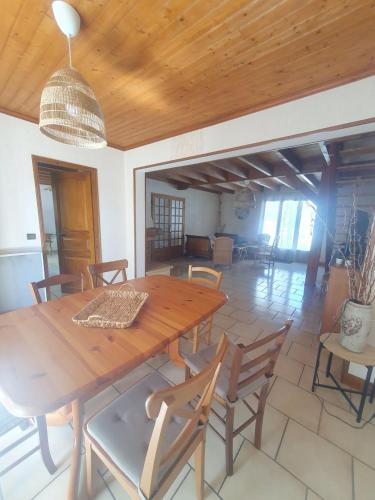 une salle à manger avec une table et des chaises en bois dans l'établissement Charmante maison proche plage - 5242, à Soulac-sur-Mer
