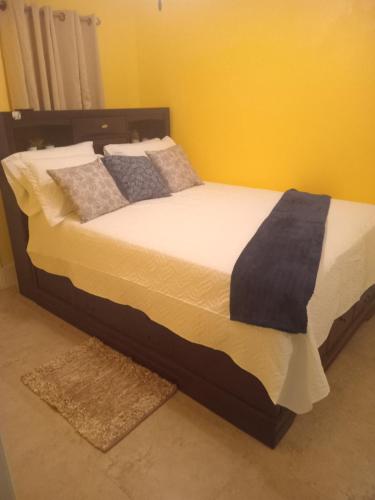 ein Schlafzimmer mit einem großen Bett mit weißen Laken und Kissen in der Unterkunft Virginias Place in The Valley