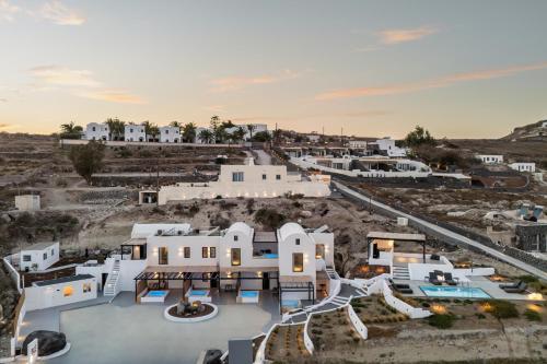 Bazén v ubytování Blé Suites Santorini nebo v jeho okolí