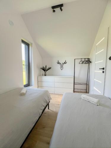 Una cama o camas en una habitación de Czarcia Szopa Prywatne jacuzzi i kominek w cenie!
