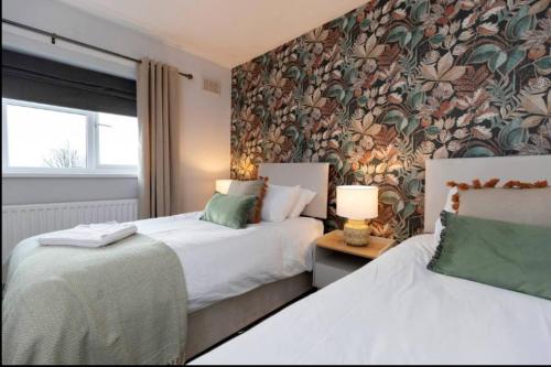 En eller flere senge i et værelse på Vacant Nests The Carrick Beach Golf Course