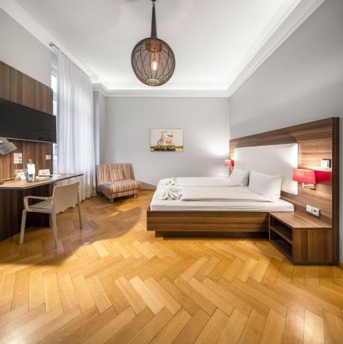 a bedroom with a bed and a desk at BoardingWorld Heidelberg in Heidelberg
