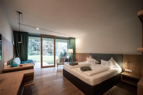 A bed or beds in a room at Hotel Belvedere - Fine Dining, Hideaway & SPA