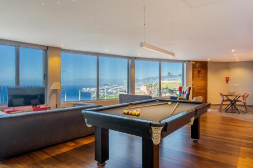 a living room with a pool table and a couch at A Porta das Neves in Funchal