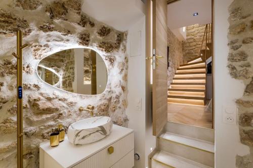 une salle de bain avec un lavabo et un miroir dans l'établissement B1 Beautiful, Luxury Near Eiffel Tower Sleeps AC, à Paris