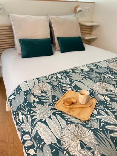 - un plateau/bouilloire sur le lit dans l'établissement Studio avec climatisation et parking, à Aix-en-Provence