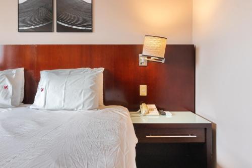 Ένα ή περισσότερα κρεβάτια σε δωμάτιο στο A1 Flats WYM Brooklin
