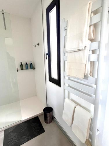 une salle de bain avec douche et serviettes blanches dans l'établissement Villa Hélios - Panoramic Sea and City view - AC - Swimming pool - Luxury, à Vallauris