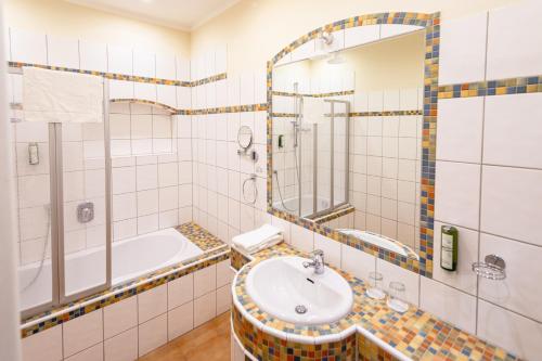 a bathroom with a tub and a sink at BoardingWorld Heidelberg in Heidelberg