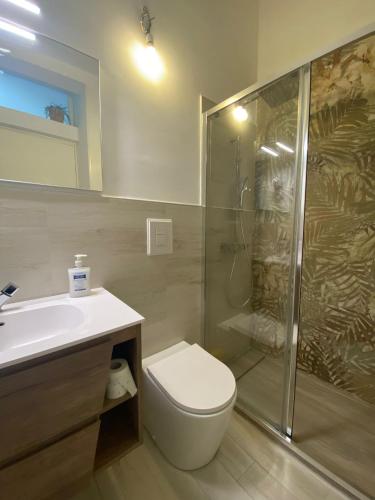 a bathroom with a shower and a toilet and a sink at Casa Ma Pì - relax e comfort nel centro di Augusta in Augusta