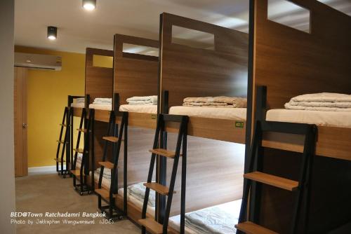Divstāvu gulta vai divstāvu gultas numurā naktsmītnē Bed@Town Hostel