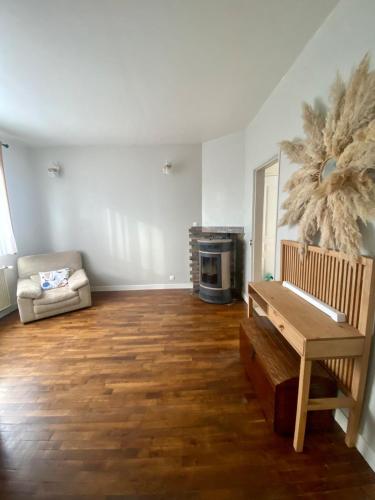 un salon avec une table en bois et un canapé dans l'établissement Agréable maison proche 24h circuit et centre ville Pleasant house near circuit and city center, au Mans