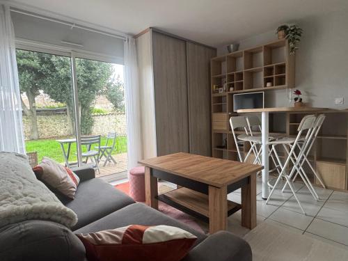 un salon avec un canapé et une table dans l'établissement ღ Le Prieuré - Avec Wifi, Terrasse & Parking, à La Rochelle