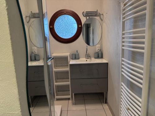 une salle de bain avec deux lavabos et un miroir dans l'établissement ღ Le Prieuré - Avec Wifi, Terrasse & Parking, à La Rochelle