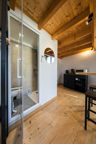 une salle de bain avec douche et porte vitrée dans l'établissement L'armurerie proche Islette et Azay le Rideau, à Cheillé