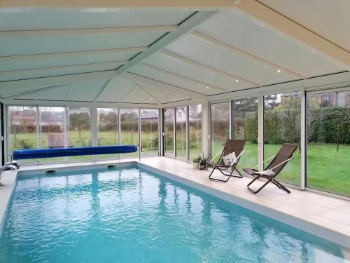 Photo de la galerie de l'établissement Maison de campagne au calme piscine intérieure toute l'année, à Sainte-Marguerite-dʼElle