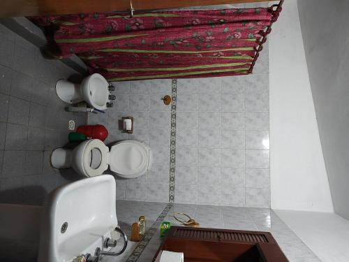baño con lavabo y cortina roja en Property for rent per day, en Potrero de Garay