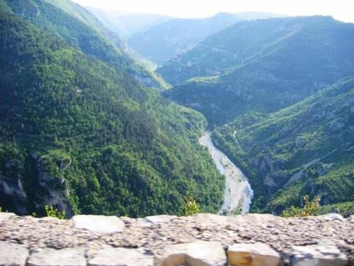 a view of a river in a valley from a mountain at Gîte Gîte Agnès 2/3 personnes in Laval-du-Tarn