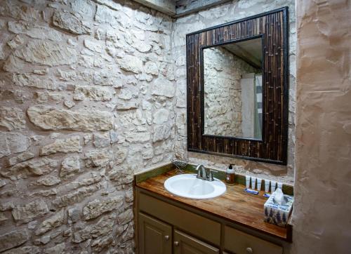 un baño con lavabo y espejo en Charming 2BR Getaway Near Fredericksburgs Best Wineries, en Fredericksburg