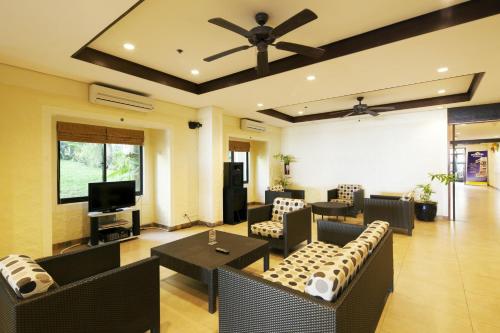 Area tempat duduk di Microtel by Wyndham Boracay