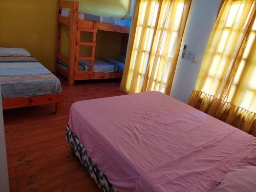 Un dormitorio con dos literas y una escalera. en Complejo Cipres, en Paso de la Patria