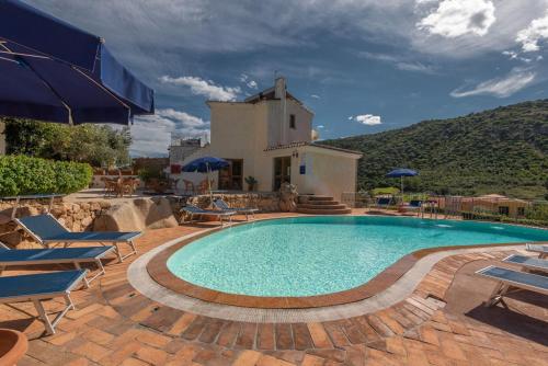 Bazén v ubytování Crystal Pool Village In Tanaunella nebo v jeho okolí