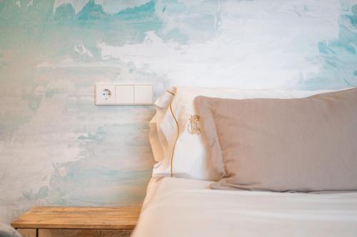 a bedroom with a bed and a light switch at Can 32 Apartamento 1 habitación in Pollença