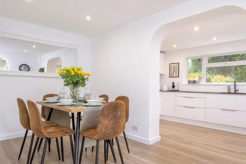 Η κουζίνα ή μικρή κουζίνα στο Bluebell House Retreat in Peterborough
