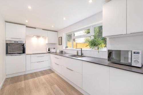 Η κουζίνα ή μικρή κουζίνα στο Bluebell House Retreat in Peterborough
