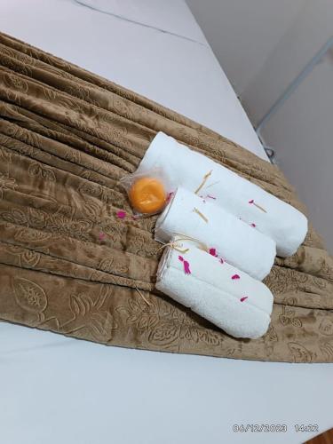 two rolled up towels with an egg on top at Casa do Anderson in Guarulhos