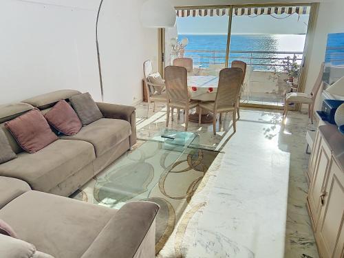 un salon avec un canapé et une table dans l'établissement Situation et vue exceptionnelles 338L ROLL, à Cannes