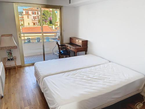 une chambre avec un lit, un bureau et une fenêtre dans l'établissement Situation et vue exceptionnelles 338L ROLL, à Cannes
