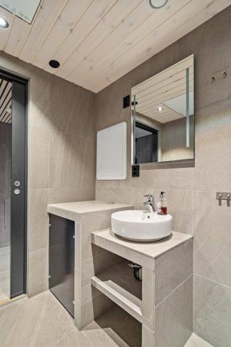 a bathroom with a sink and a mirror at Rorbuleilighet i idylliske Henningsvær in Henningsvær