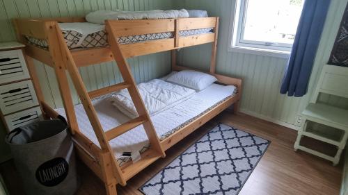 Ένα ή περισσότερα κρεβάτια σε δωμάτιο στο Carpenters Rorbu